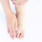 足の指の関節や爪に黒ずみがある原因や治し方は？
