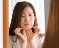 顔のたるみ　原因　痩せる　皮が伸びる　表情筋の衰え
