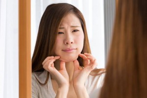 顔のたるみ　原因　痩せる　皮が伸びる　表情筋の衰え