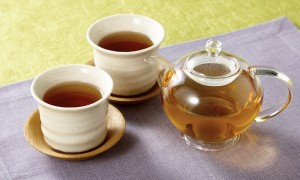 乾燥肌　効果的　温かい飲み物　お茶
