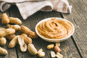 ピーナッツ　食べ過ぎ　ニキビ　悪化の原因　脂質