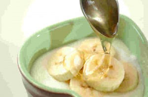 ニキビ　ヨーグルト　効果的　食べ方　トッピング　バナナ　ヨーグルト