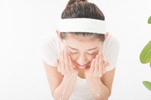 顎ニキビ　予防　ケア　洗顔　保湿　紫外線対策