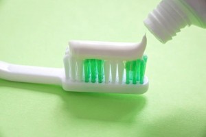 ニキビ　歯磨き粉　NG　肌トラブル　研磨剤　界面活性剤