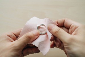 指輪 ハンドクリーム 付いた お手入れ メガネ拭き